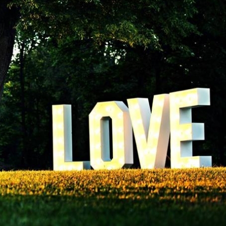 Šviečiančių raidžių Love nuoma