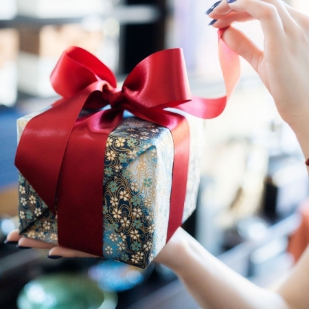 Vestuvių dovanų pakavimas - palikite šį darbą profesionalams.